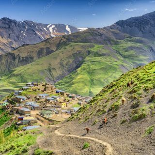 كم تبعد مدينة غابالا عن العاصمة باكو؟